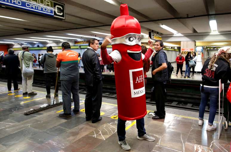 Homem com fantasia de camisinha distribui preservativos no metrô da Cidade do México
13/02/2019
REUTERS/ Carlos Jasso