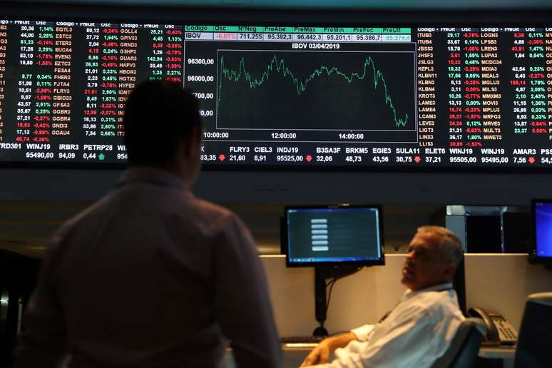 Pessoas conferem cotações em painel da B3, em São Paulo.  3/4/2019. REUTERS/Amanda Perobelli 