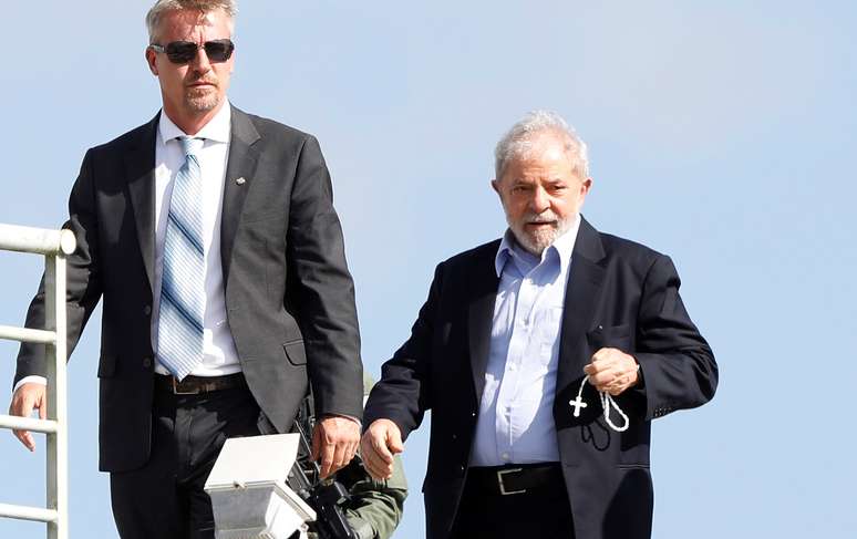 Ex-presidente Luiz Inácio Lula da Silva chega à sede da Polícia Federal em Curitiba
02/03/2019 REUTERS/Rodolfo Buhrer