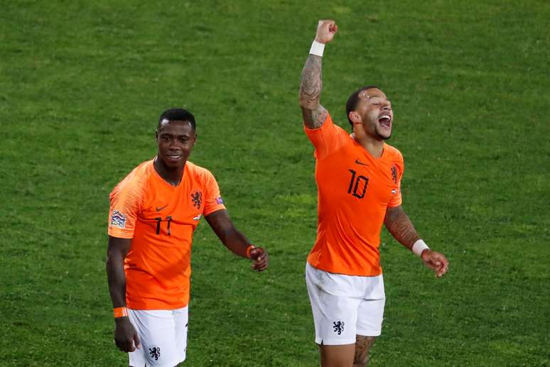 Memphis Depay e Quincy Promes comemoram vit&oacute;ria da Holanda sobre a Inglaterra na Copa das Na&ccedil;&otilde;es, que classificou o time holand&ecirc;s para a final contra Portugal. 6/6/2019  REUTERS/Susana Vera
