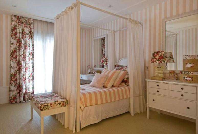 36. Como colocar papel de parede adequado a sua decora&ccedil;&atilde;o depende de combinar com os m&oacute;veis, escolha por tons neutros. Projeto de Christina Hhamoui