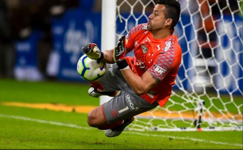 Fábio pegou o seu 27º pênalti com a camisa celeste e foi um dos responsáveis pela classificação da Raposa às quartas de final- (Pedro Vilela/Mineirão)