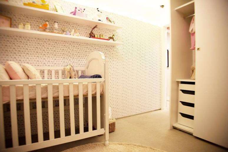 6. Veja como colocar papel de parede no quarto infantil deixa o ambiente neutro. Projeto de Basiches Arquitetos Associados