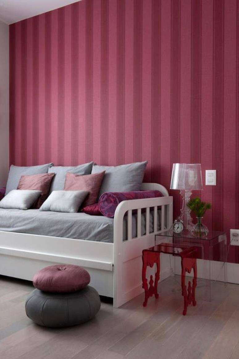 20. Como colocar papel de parede pode dar um novo ar aos ambientes. Projeto de Gabriel Magalh&atilde;es e Luiz Cl&aacute;udio Souza