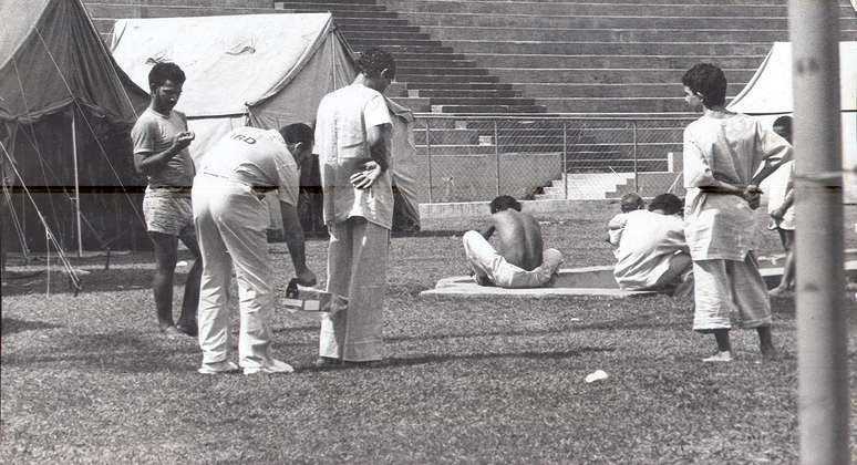 Pessoas sendo analisadas pelo Cnen em busca de tra&ccedil;os de radia&ccedil;&atilde;o no Est&aacute;dio Ol&iacute;mpico de Goi&acirc;nia (Foto: Yoshikazu Maeda / O Popular)