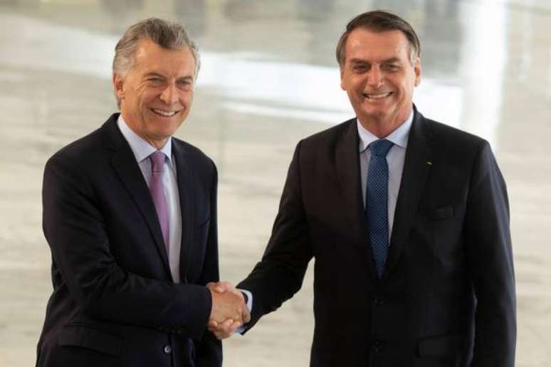 Em meio a protesto, Bolsonaro se reúne com Macri na Argentina