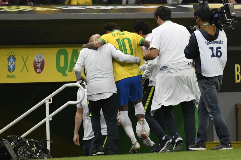 Neymar, do Brasil, deixa o campo com dores no tornozelo em partida amistosa contra o Catar, realizada no estádio Mané Garrincha, em Brasília, nesta quarta-feira, 05.