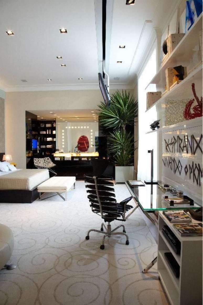 55. Decoração de quarto de luxo com detalhes modernos para alegrar o ambiente – Foto: Oscar Mikail
