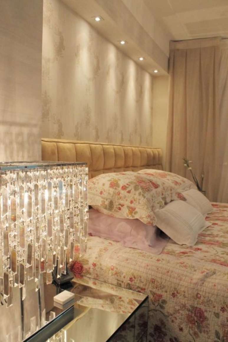 11. Quarto de luxo feminino com abajur de cristais. &ndash; Foto: Marcia Arcaro