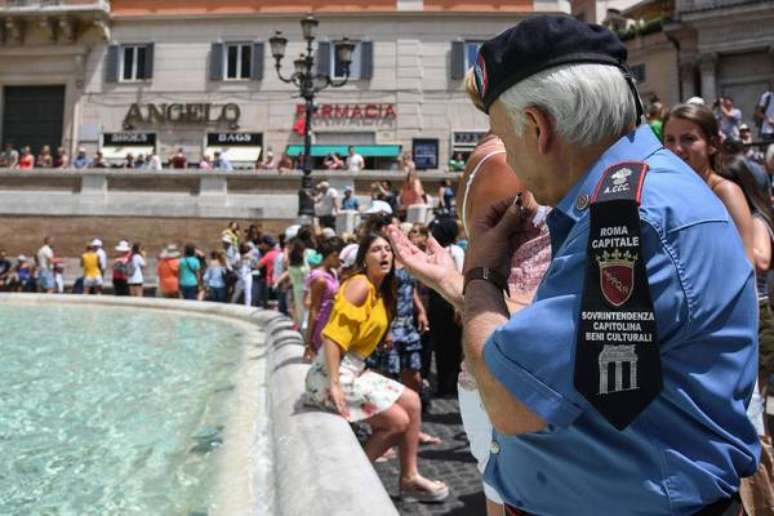 Guarda urbano manda mulher se levantar da Fontana de Trevi, em Roma