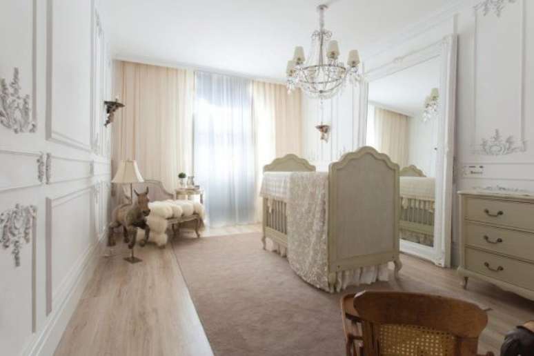 5. Quarto de beb&ecirc; feminino de luxo clean, com espelho grande na decora&ccedil;&atilde;o e cortinas em tons pasteis &ndash; Foto: Michele Luz