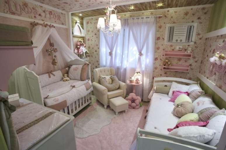 9. Quarto de bebê feminino de luxo com papel de parede e muitos ursos! – Foto; Andrea Bento