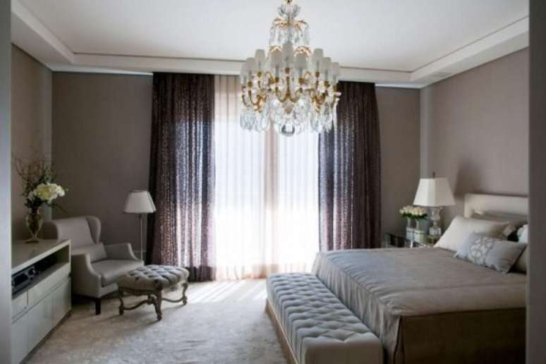 38. Decora&ccedil;&atilde;o de quarto com lustre e cortinas de luxo &ndash; Foto: Roberto Migotto