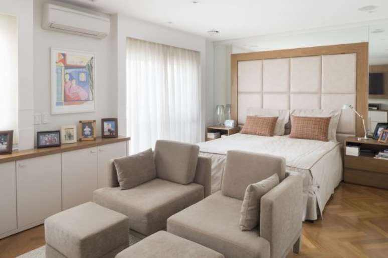 4. Quarto de luxo com decora&ccedil;&atilde;o clean e cabeceira dividindo os ambientes. &ndash; Foto: Gustavo Motta
