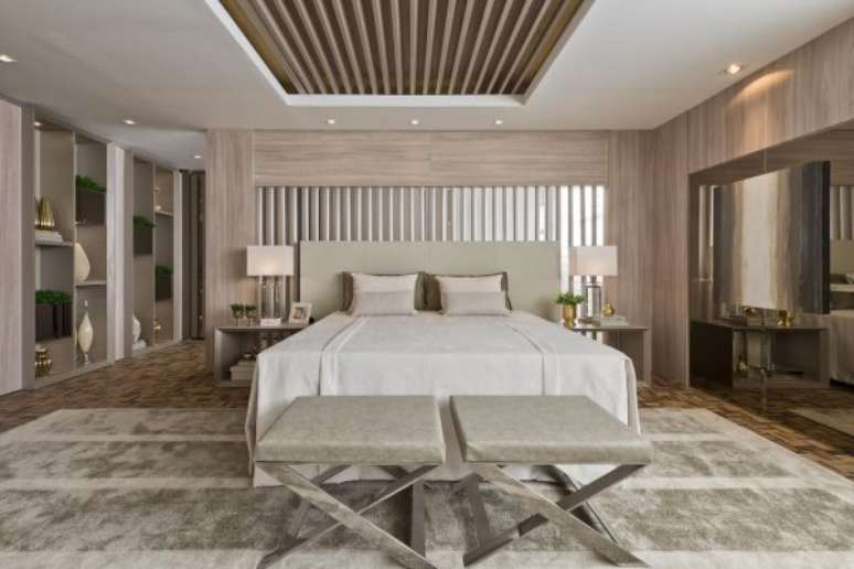 1. Quarto de luxo com elementos confort&aacute;veis e aconchegantes. &ndash; Foto: Casa Cor