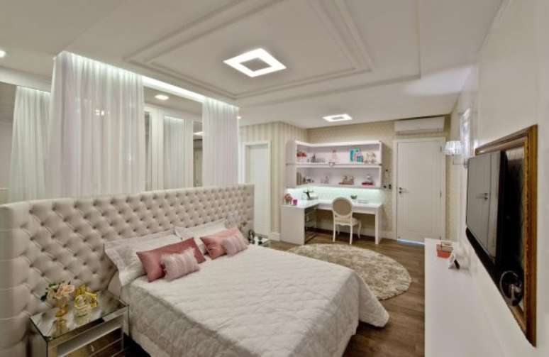 44. Decoração de quarto de luxo com tapete redondo – Foto: Espaço do Traço