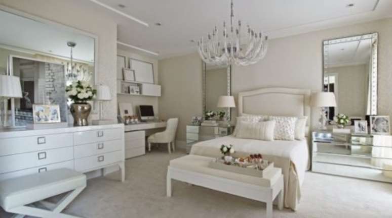 68. Quarto de luxo branco e clássico – Foto: Candice Olson Bedrooms
