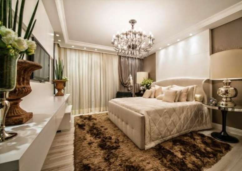 71. Quarto de luxo com detalhes em marrom &ndash; Foto: uma casa como poucas
