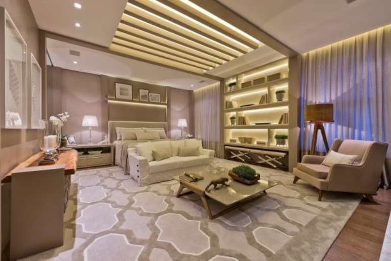 72. Quarto de luxo com ilumina&ccedil;&atilde;o diferenciada e cheia de estilo. &ndash; Foto: Viviane Loyola