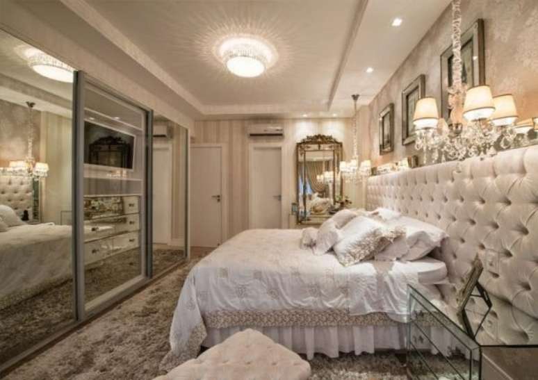 75. Quarto de luxo com guarda roupa de espelho &ndash; Foto: