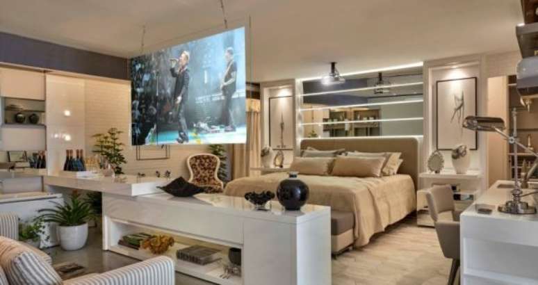 76. Quarto de luxo com televis&atilde;o dividindo os espa&ccedil;os. &ndash; Foto: