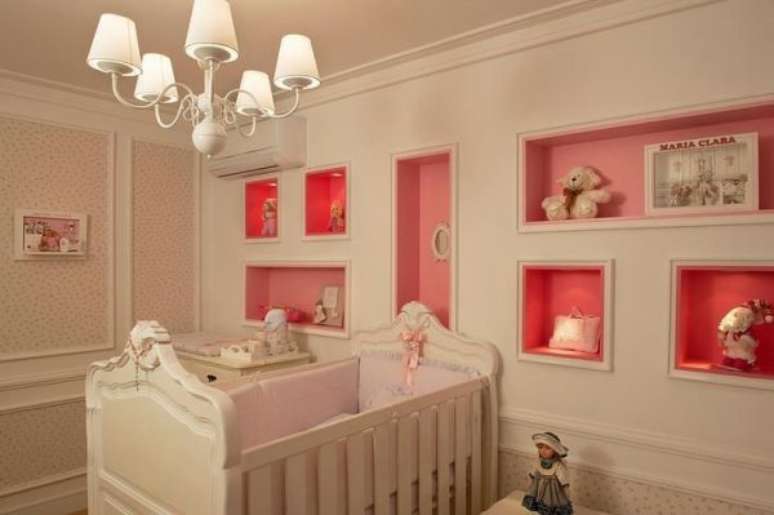 46. Quarto de beb&ecirc; feminino de luxo com decora&ccedil;&atilde;o em tons de rosa &ndash; Foto: Revista VD