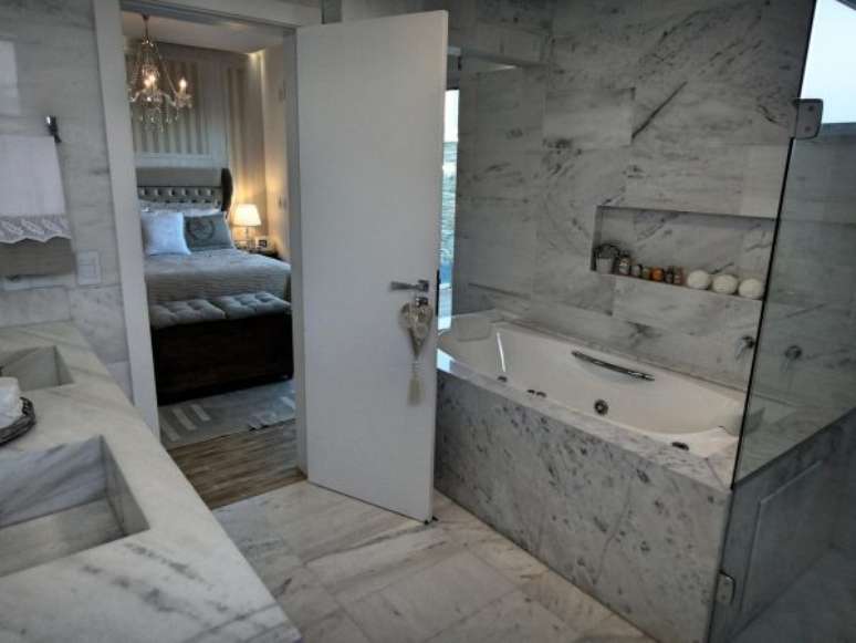 47. Banheiro com suíte de quarto de luxo. – Foto: Gabriela Herde