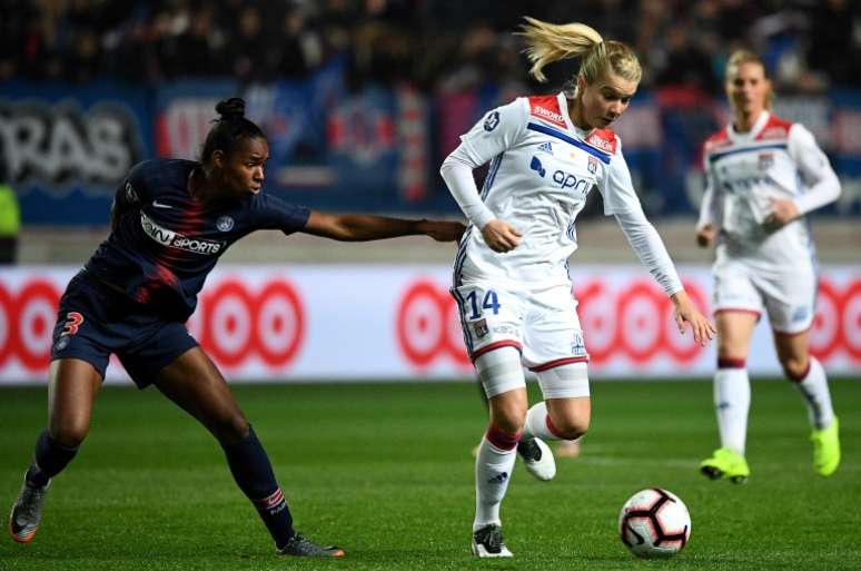 Norueguesa Ada Hegerberg (com a bola) &eacute; jogadora mais bem paga do mundo&ccedil; acima, ela enfrenta brasileira Daiane, em partida do Olympique Lyonnaise contra o Paris St. Germain