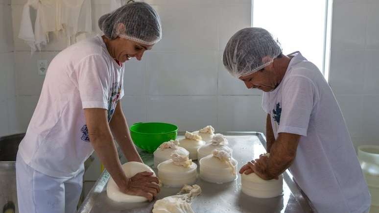 Maria Lúcia e Ivair José de Oliveira produzem queijo há 19 anos em seu sítio no interior de MG