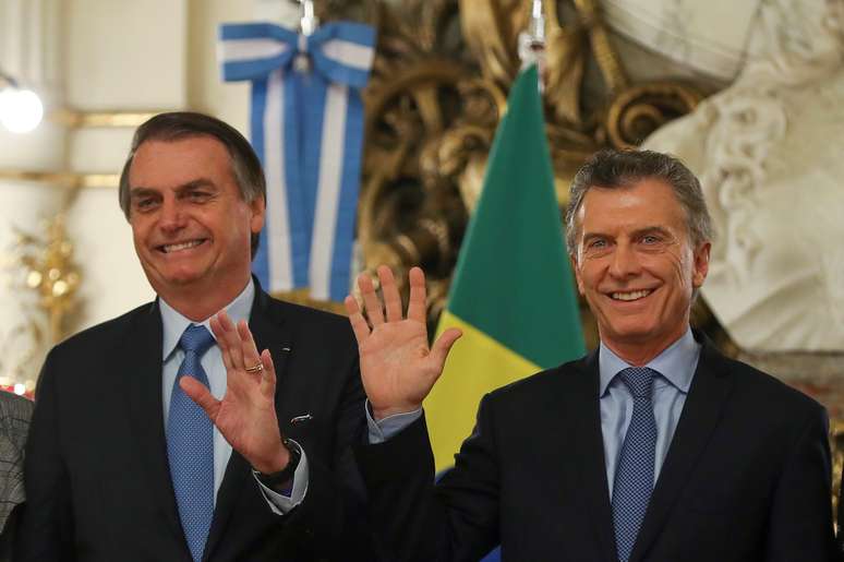 Os presidentes Jair Bolsonaro e da Argentina, Mauricio Macri, acenam ao serem fotografados na Casa Rosada
06/06/2019
REUTERS/Agustin Marcarian