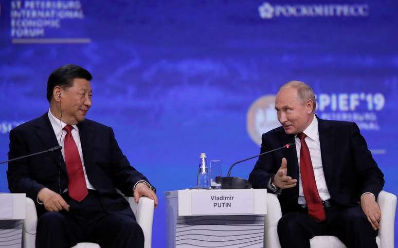 Presidente da Rússia, Vladimir Putin, ao lado do presidente da China, Xi Jinping, durante fórum econômico em São Petersburgo 
07/06/2019
REUTERS/Maxim Shemetov
