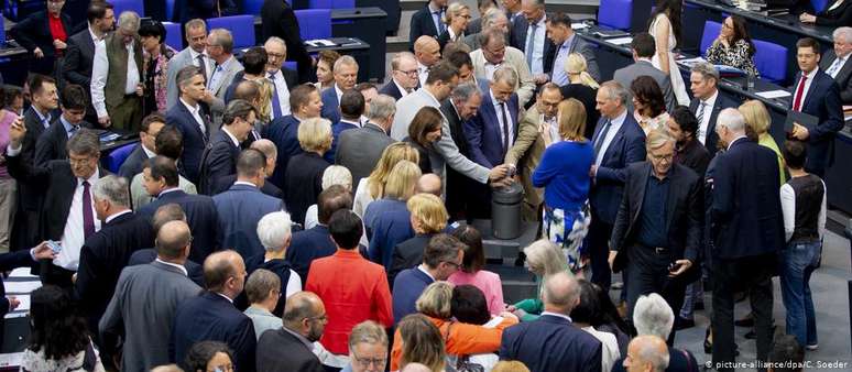 Parlamentares alemães durante votação de pacote de leis sobre imigração