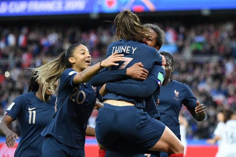 Rennard marcou dois gols de cabeça na goleada da França sobre a Coreia (FRANCOIS XAVIER MARIT/AFP)