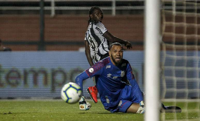 Char&aacute; (ao fundo), do Atl&eacute;tico Mineiro, chuta e marca gol em lance com o goleiro Everson, do Santos, durante partida v&aacute;lida pelas oitavas de final da Copa do Brasil 2019, realizada no est&aacute;dio do Pacaembu, na zona oeste da capital paulista, nesta quinta-feira.