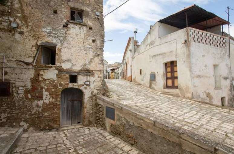 Casas no centro histórico de Grottole, no extremo-sul da Itália