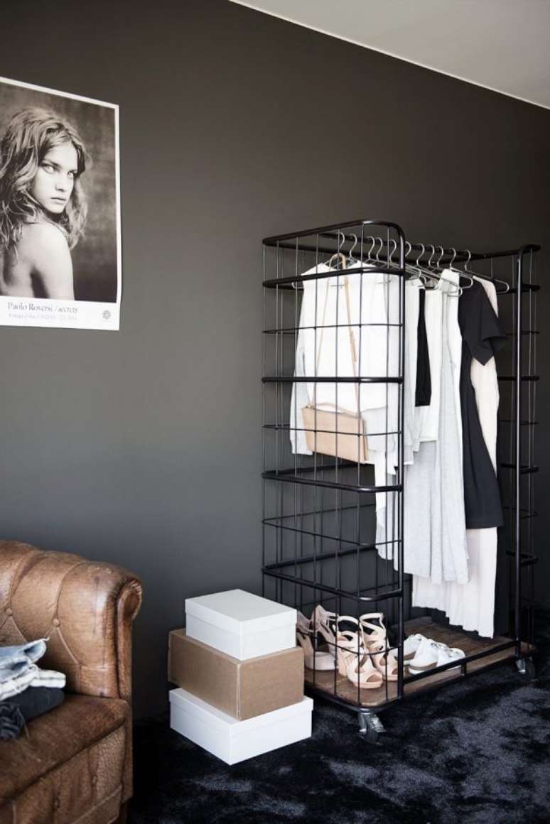 59. O closet aramado tamb&eacute;m serve para facilitar a escolha de roupas da semana. Coloque nele as pe&ccedil;as chaves para n&atilde;o perder tempo escolhendo no arm&aacute;rio.