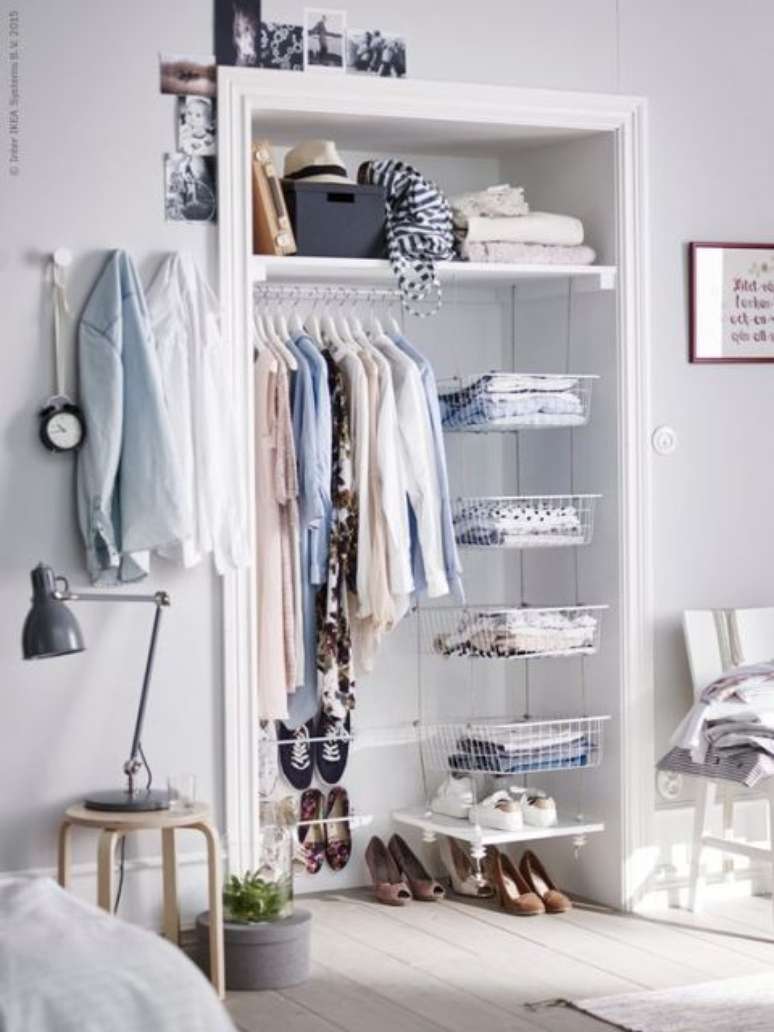 40. Aproveite o closet aramado para ser um toque de estilo na decoração do quarto.