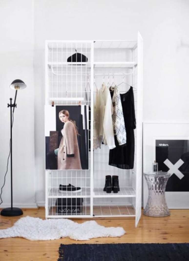 41. Vale decorar o closet aramado com fotos de editoriais de moda para se inspirar na hora de se vestir.