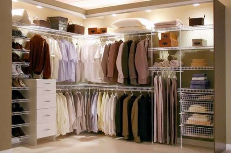 43. Quando o closet aramado for muito grande, coloque ilumina&ccedil;&atilde;o no teto para ter vis&atilde;o de todos os detalhes.