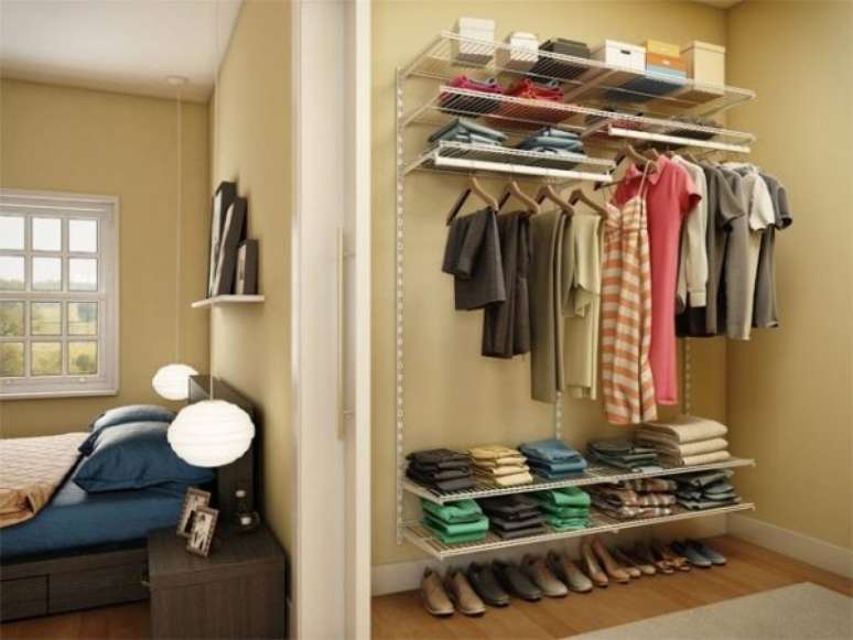 58. Para economizar espaço, faça uma porta de correr para dividir o quarto do closet aramado.