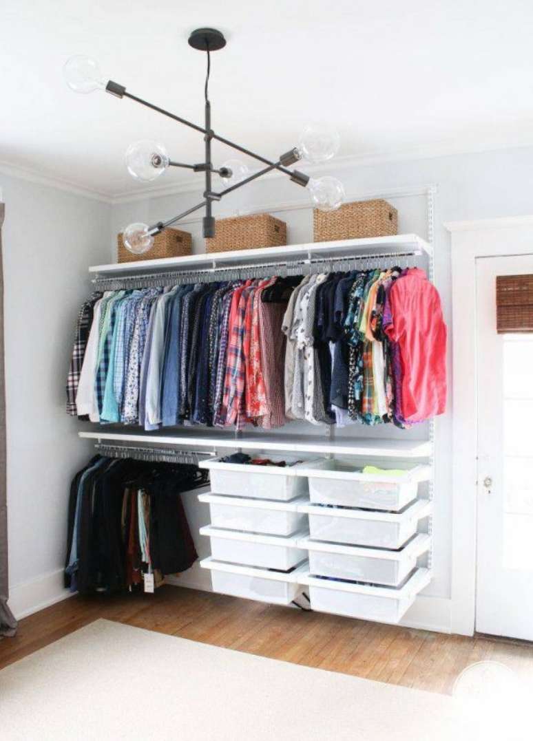 47. Quartos brancos ficam ainda mais lindos quando o closet aramado &eacute; feito da mesma cor!