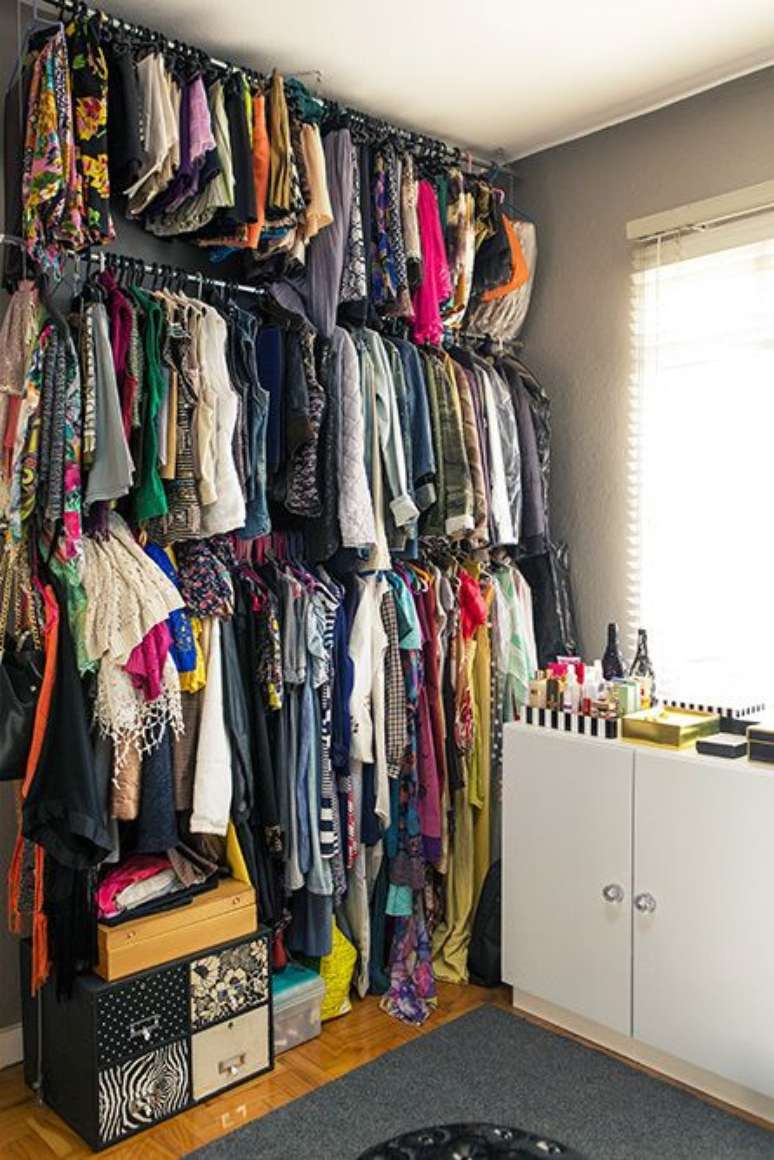 66. Quem tem bastante roupa também pode usar o closet aramado para organizar tudo em um espaço pequeno.