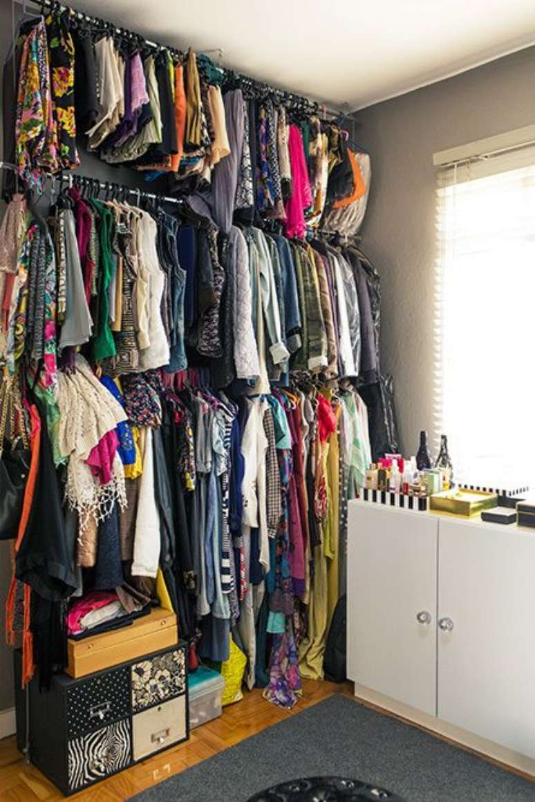 66. Quem tem bastante roupa tamb&eacute;m pode usar o closet aramado para organizar tudo em um espa&ccedil;o pequeno.