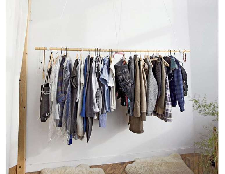 27. Caso tenha poucas roupas, use apenas o cabideiro no closet aramado. É a melhor forma de manter a organização.