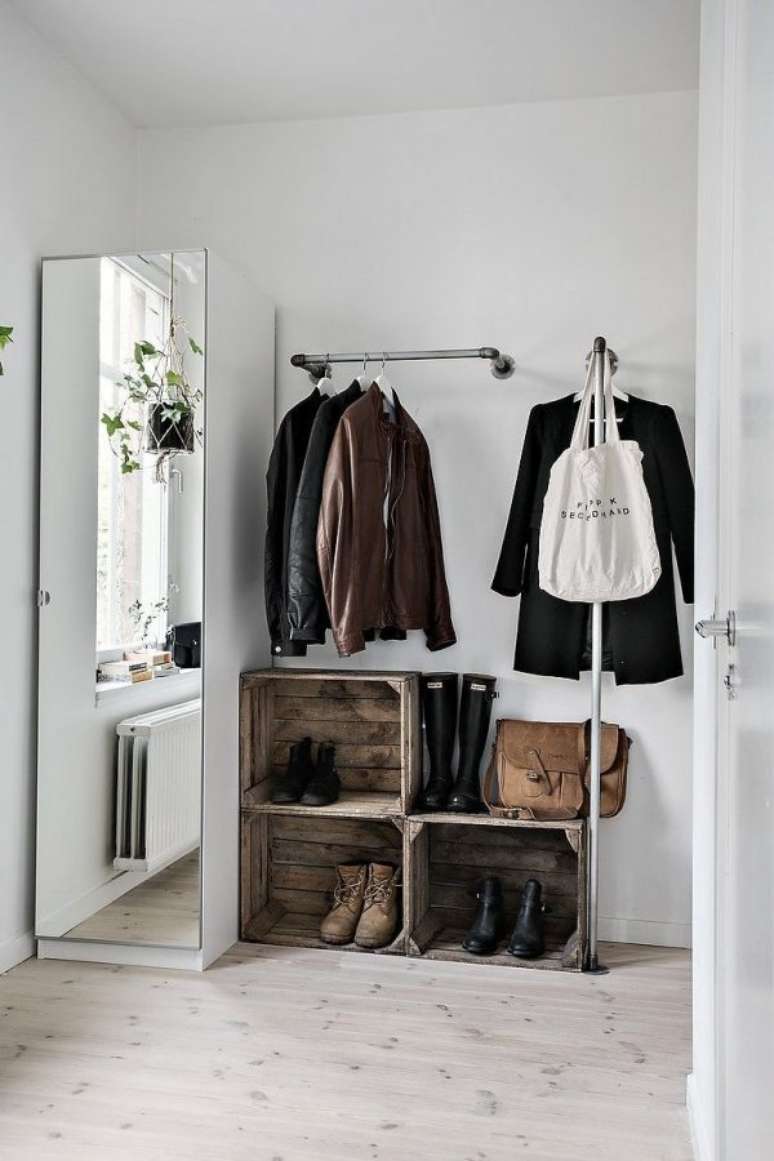 35. Caso não ache nichos de closet aramado, use caixas de madeira para dar mais estilo à decoração.