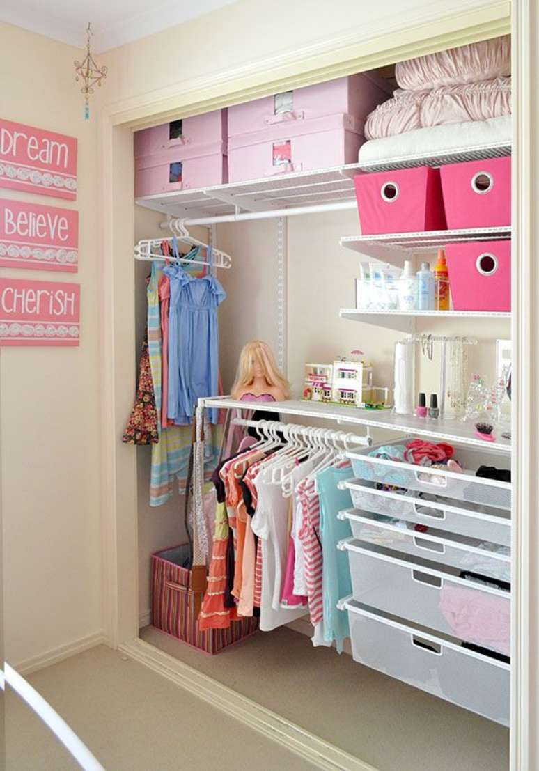 23.  O closet aramado também é uma ótima opção para o quarto infantil. Com a ajuda das caixas, é possível guardar brinquedos e roupas.
