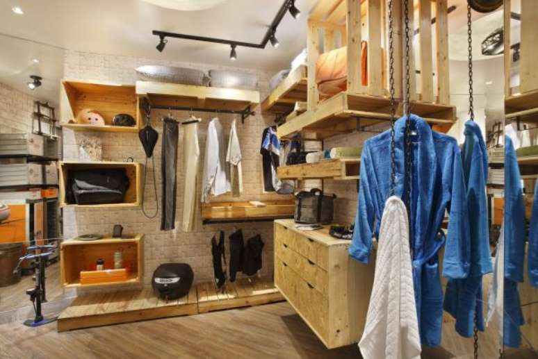 60. O closet aramado tamb&eacute;m fica incr&iacute;vel com os m&oacute;veis de madeira. Misture os dois estilos!