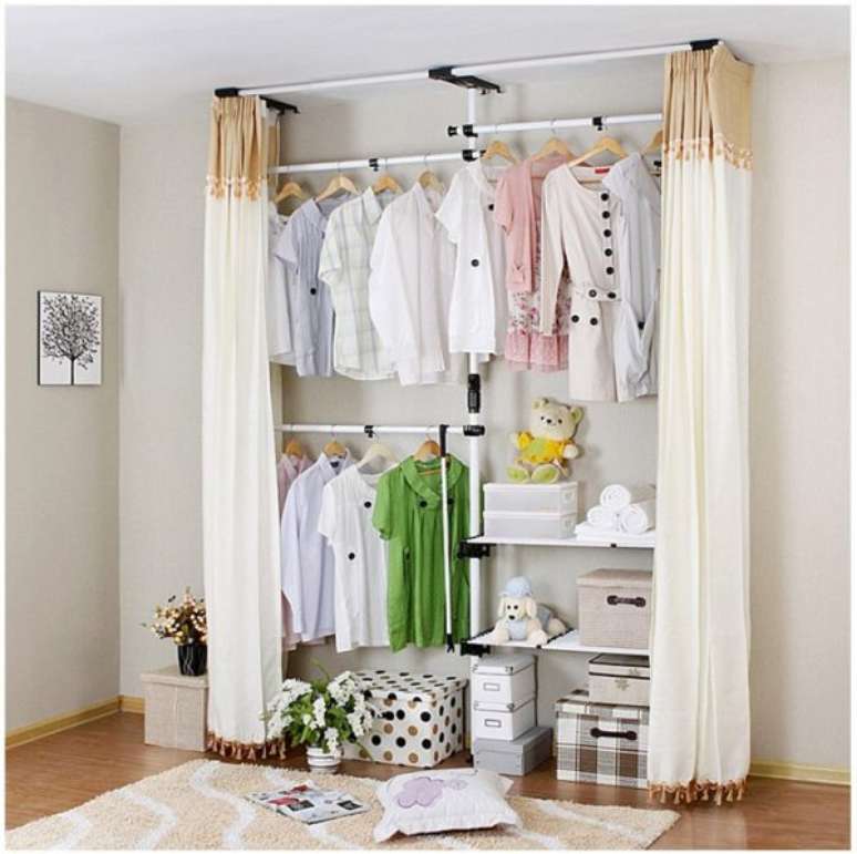 48. O closet aramado ficou ainda mais delicado com os ursinhos na decoração mega organizada.