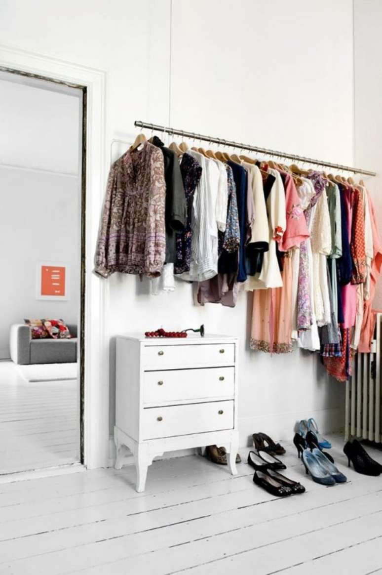 61. Exemplo de organiza&ccedil;&atilde;o impec&aacute;vel do closet aramado.