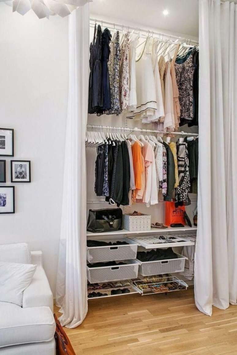 17. quando o closet aramado &eacute; alto, vale a pena colocar os cabideiros mais para o alto e os sapatos em prateleiras por baixo.